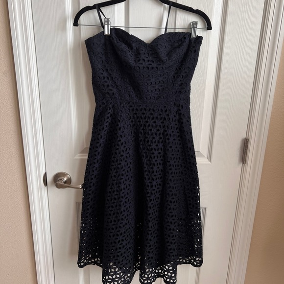 Ann Taylor Eyelet Fit & Flare Dress Strapless Lined Party Cocktail Navy Size‎ 0 - Picture 1 of 10
